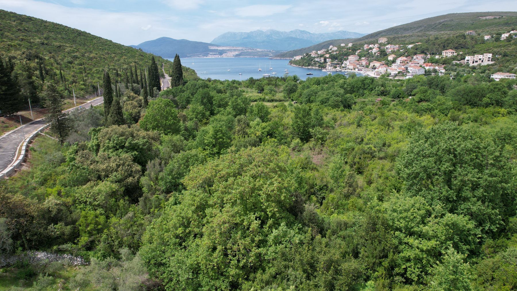 e65b3f8c-303f-48d3-ba51-a42c379a68dc Urbanizovan plac u Bigovi, Kotor — fotografija 4