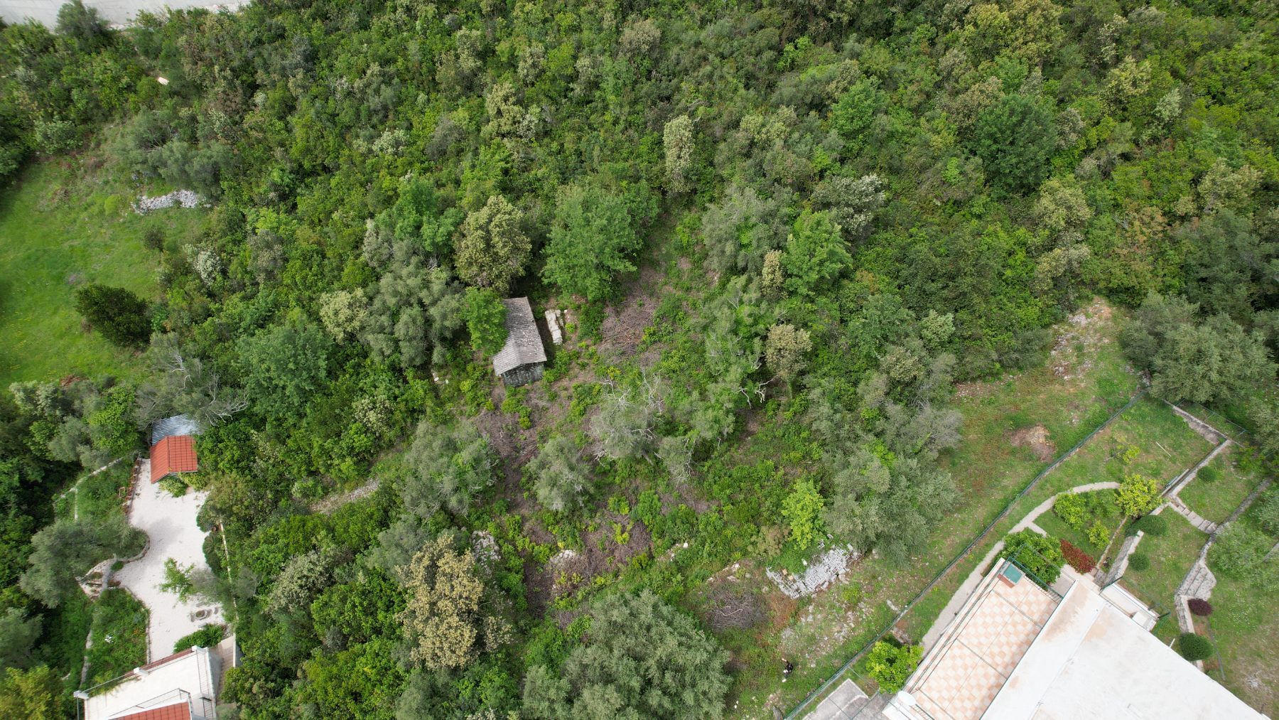 563c773e-4f95-482c-b133-d8cccf46155e Urbanizovan plac u Bigovi, Kotor — fotografija 7