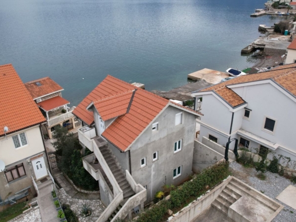 Kuća na prvoj liniji mora u Tivtu, Krasici