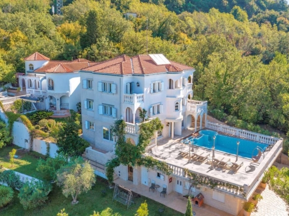 Kompleks od dve ekskluzivne Vile-Budva, Miločer