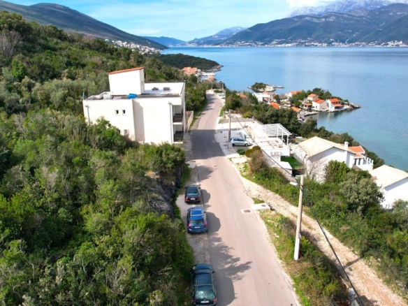 Prodaja Zemljišta u Radovićima, Tivat: Druga Linija od Mora sa Pogledom, 2300m2