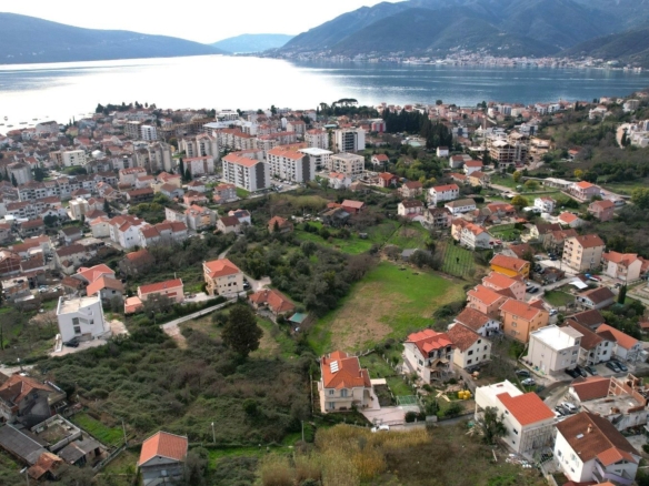 Urbanizovan plac u Tivtu sa Pogledom na More-440m2