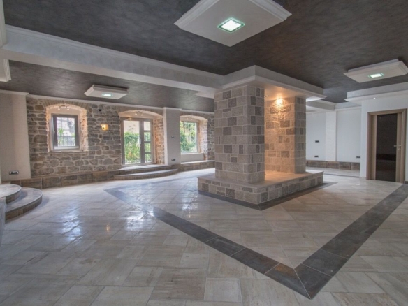 Renoviran Poslovni Prostor u Centru Herceg Novog – 102m2