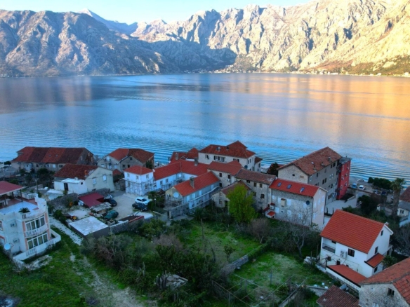 Prčanj,Urbanizovan plac na 20m od obale mora