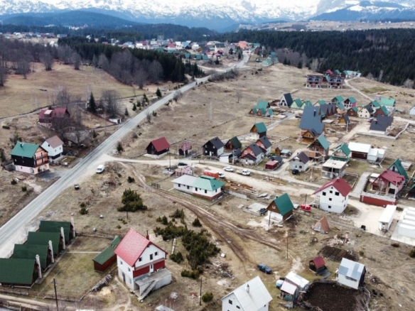 Plac sa pogledom na Durmitor, Žabljak — fotografija 8