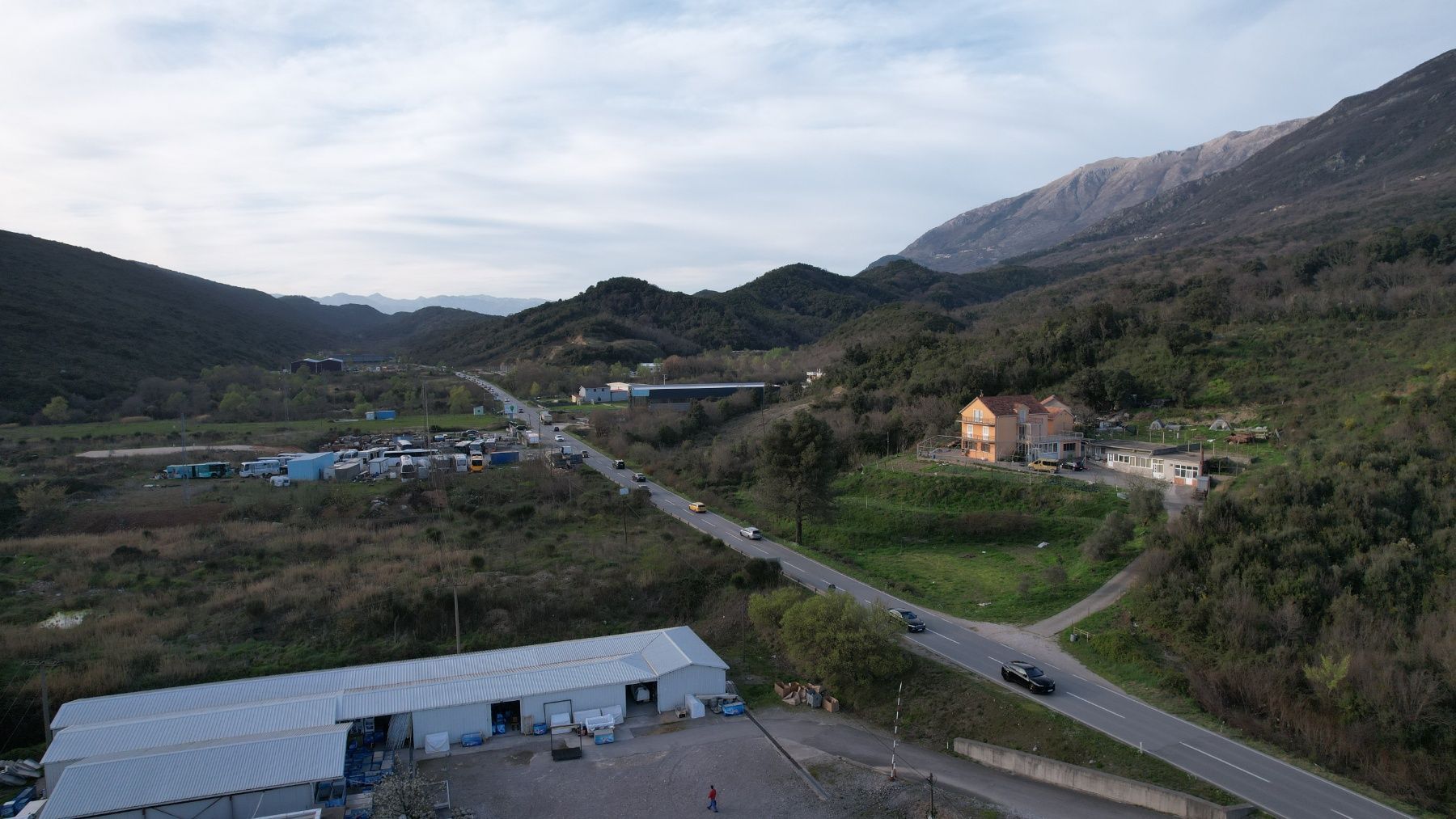 Urbanizovani plac uz magistralni put u Radanovićima, Kotor