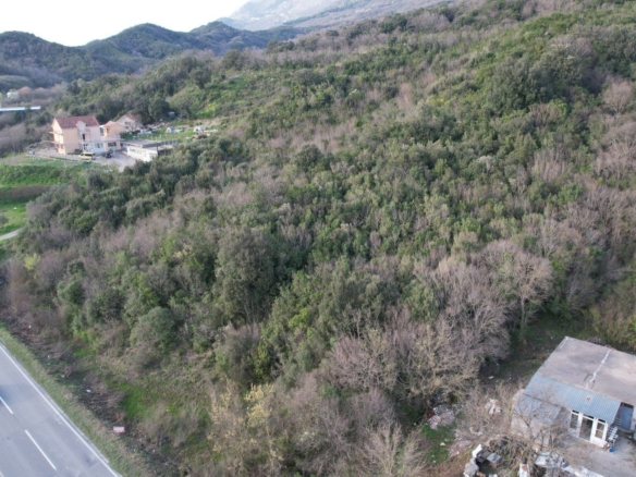 Urbanizovani plac uz magistralni put u Radanovićima, Kotor — fotografija 2