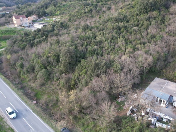 Urbanizovani plac uz magistralni put u Radanovićima, Kotor — fotografija 3