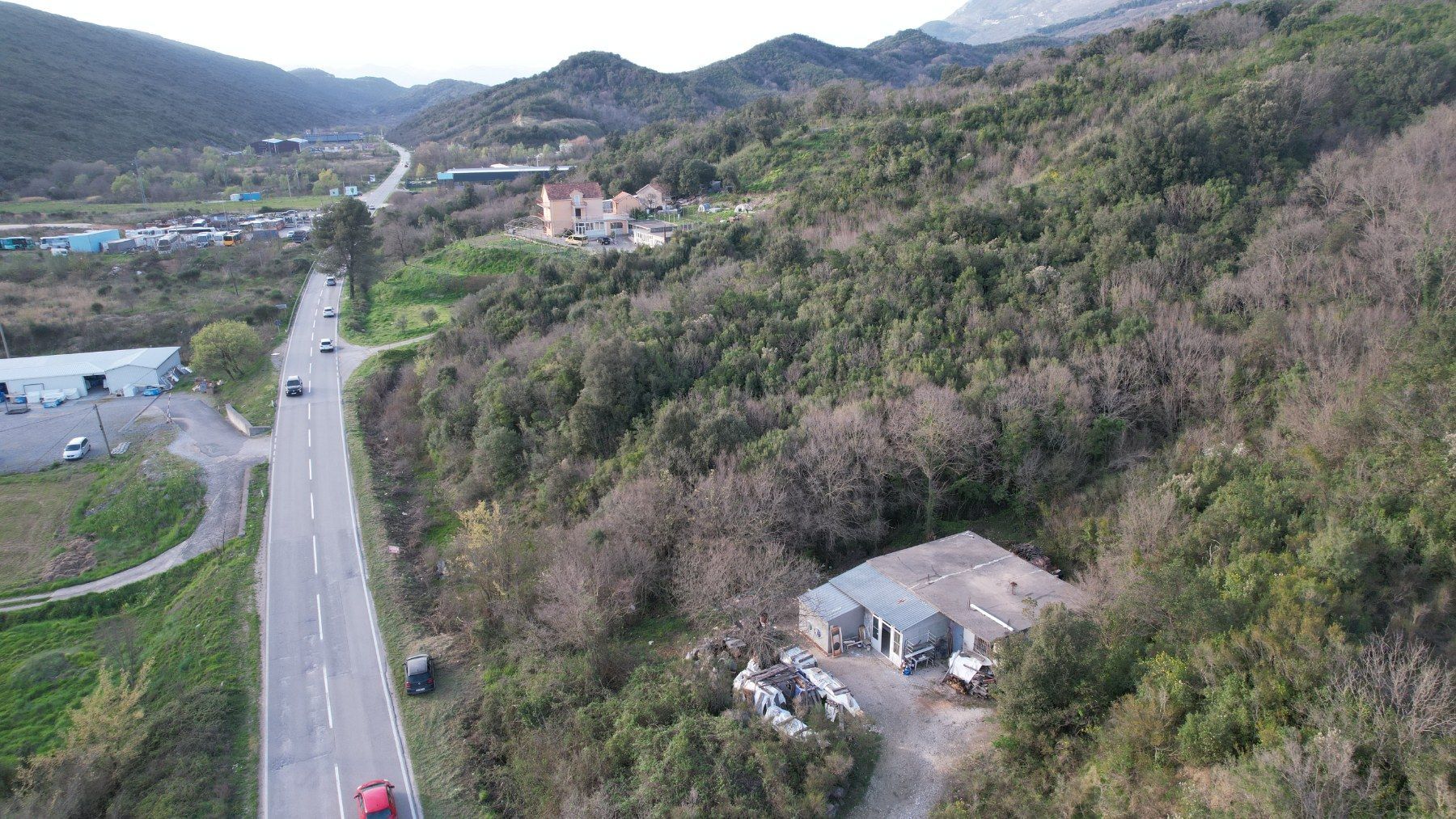 Urbanizovani plac uz magistralni put u Radanovićima, Kotor — fotografija 7