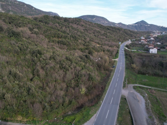Urbanizovani plac uz magistralni put u Radanovićima, Kotor — fotografija 8