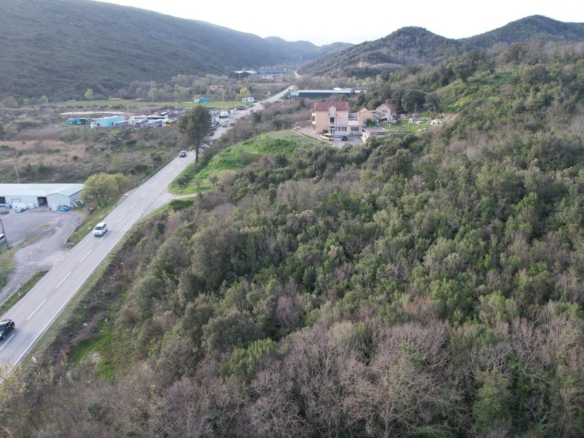 Urbanizovani plac uz magistralni put u Radanovićima, Kotor — fotografija 9