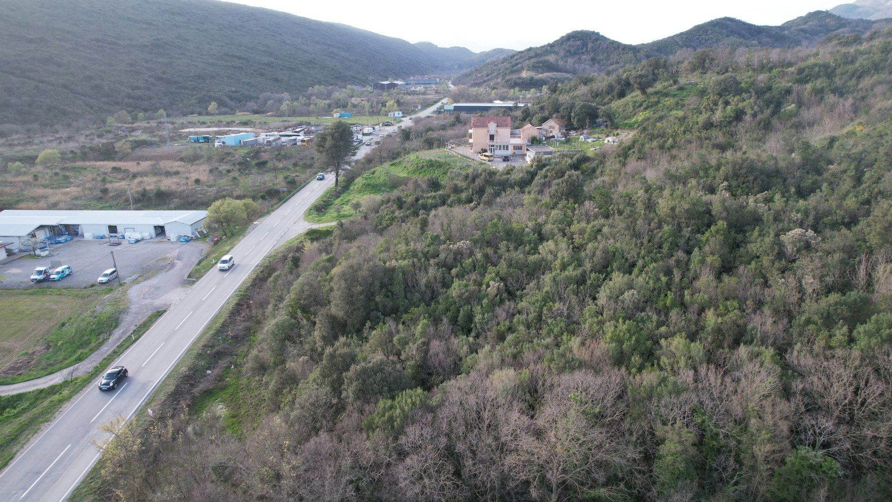 Urbanizovani plac uz magistralni put u Radanovićima, Kotor — fotografija 9