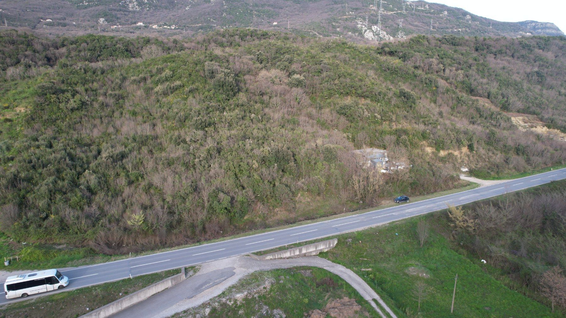 Urbanizovani plac uz magistralni put u Radanovićima, Kotor — fotografija 10
