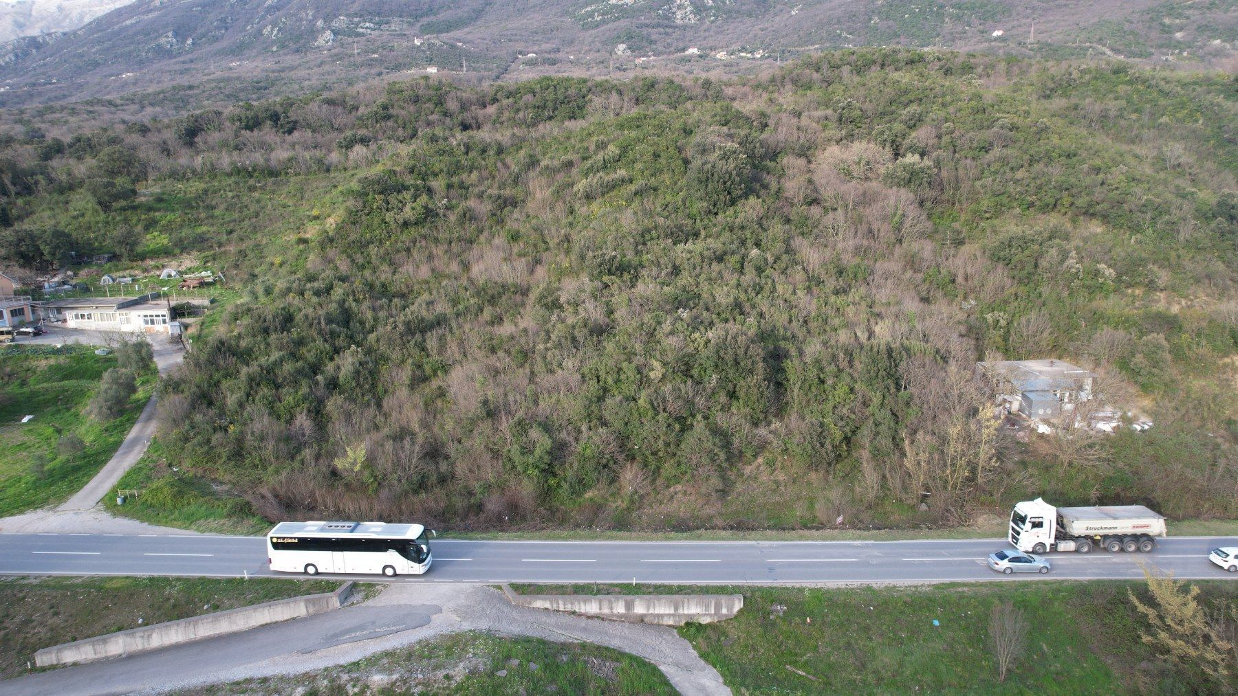 Urbanizovani plac uz magistralni put u Radanovićima, Kotor — fotografija 11