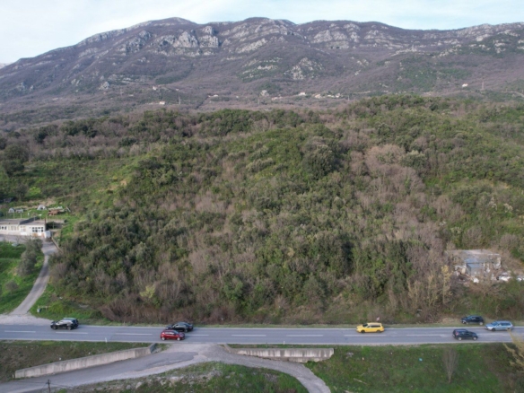 Urbanizovani plac uz magistralni put u Radanovićima, Kotor — fotografija 12