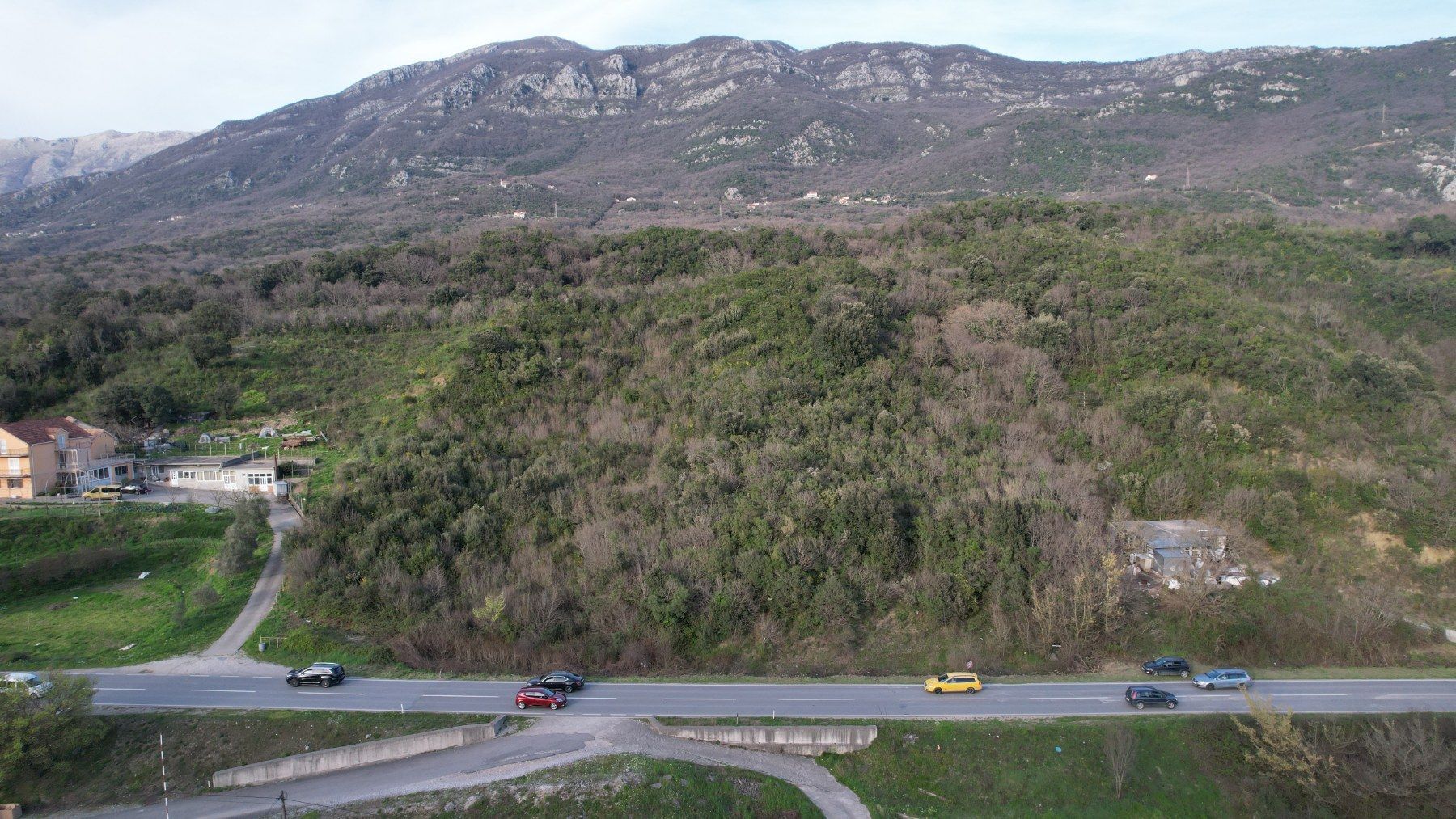 Urbanizovani plac uz magistralni put u Radanovićima, Kotor — fotografija 12