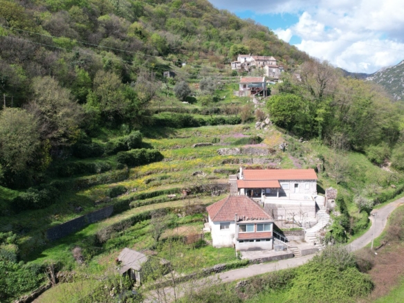 Dvije kuće na placu u Virpazaru, Bar — fotografija 3