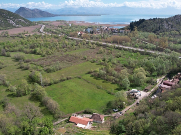 Dvije kuće na placu u Virpazaru, Bar — fotografija 6