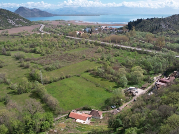 Dvije kuće na placu u Virpazaru, Bar — fotografija 7