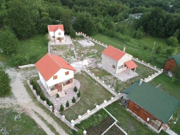 Prodaja imanja sa tri zavrsene kuce kuce,Herceg Novi-Vrbanj