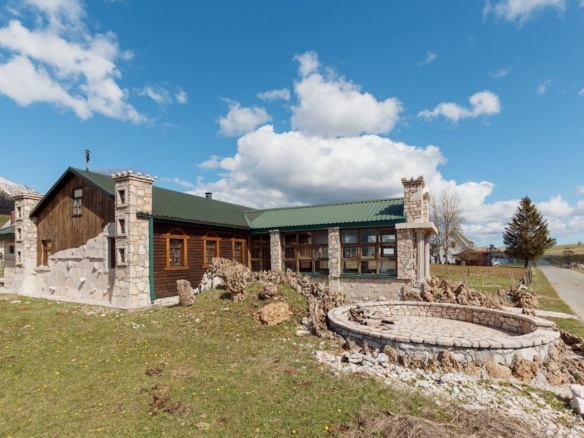 Zabljak-Jedinstven unikatni restoran 300m2 na placu od 18,000m2
