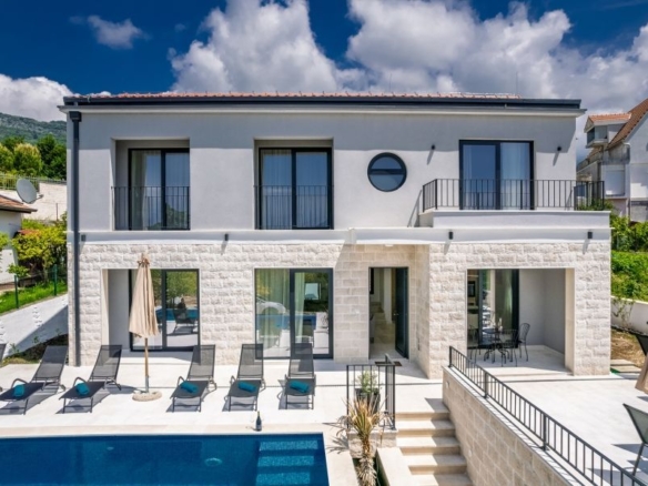 Luksuzna nova vila 250 m² sa bazenom i panoramskim pogledom – Mrčevac, Tivat