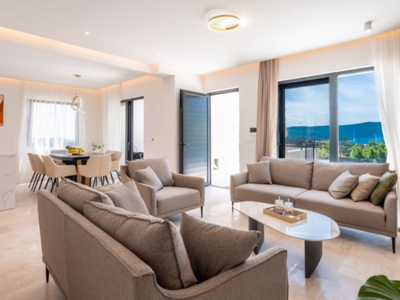 Kuća 250 m² – Tivat — fotografija 2