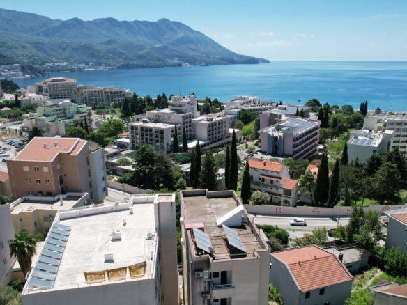 Moderna stambena zgrada 1000m2 sa 18 apartmana u Bečićima, 300 metara od mora