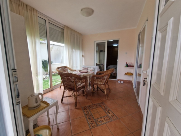 Prodaja dvosobnog nameštenog stana 89 m² sa prostranom terasom – Petrovac, Budvanska rivijera
