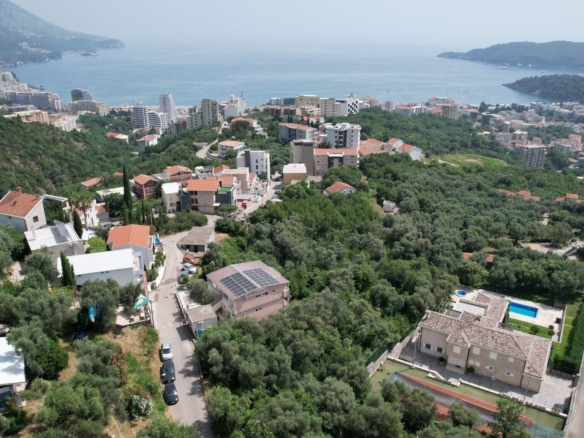Prodaja zemljiste 900 m² sa panoramskim pogledom na more i grad – Bečići, Ivanovići