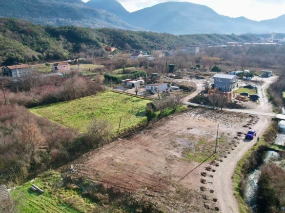 Urbanizovan plac  2560m2 za dugoročni najam na Magistralnom Putu Budva-Tivat,Kovačko Polje