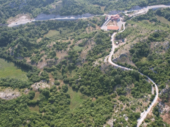 Cetinje – Prostrano Zemljište od 28.500m², Samo 150 Metara od Magistralnog Puta