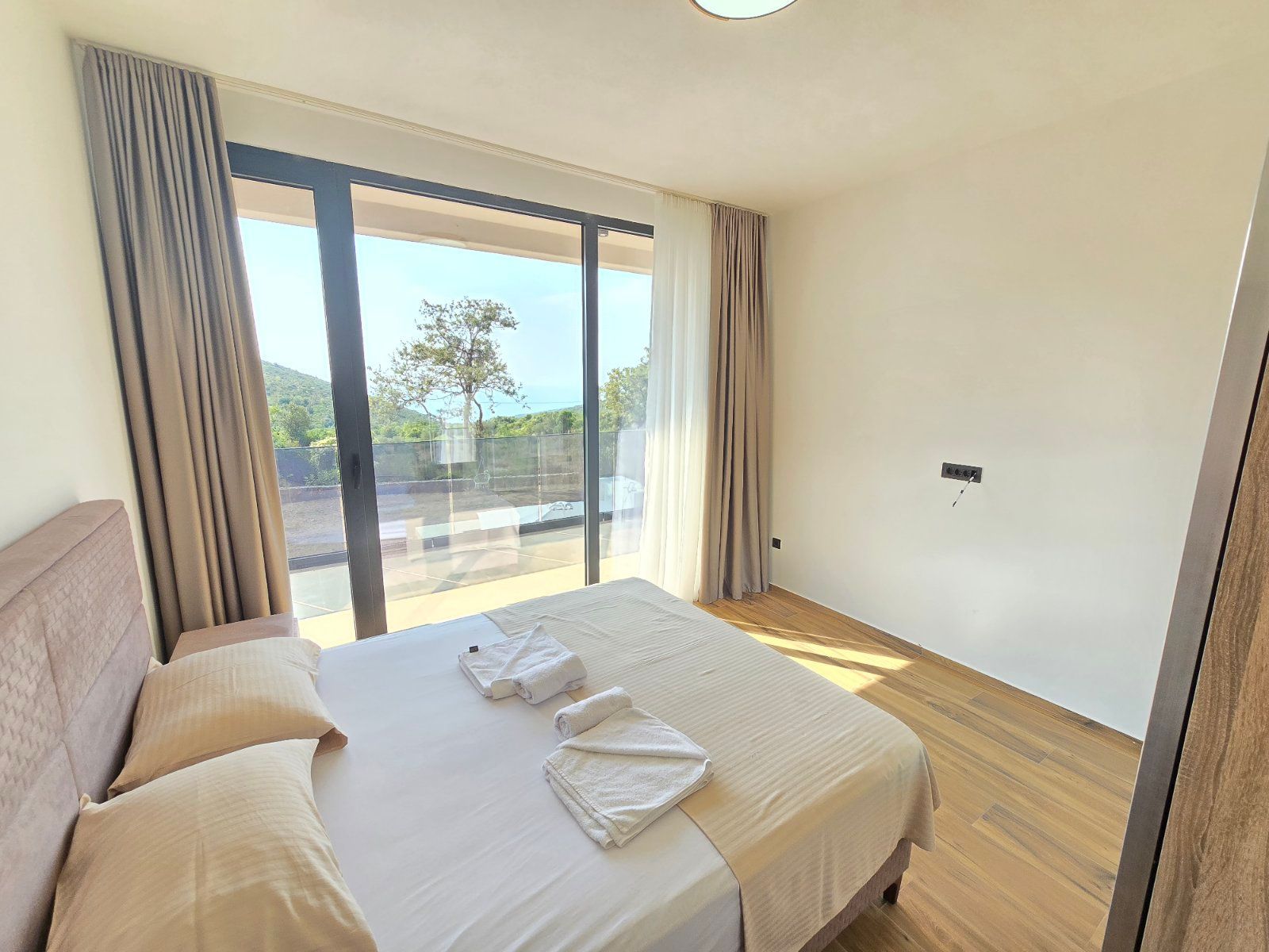 50b4c35e-3b60-45f9-9613-70c92e0b493d Izdavanje: Kuća 250 m² – Kotor — fotografija 14