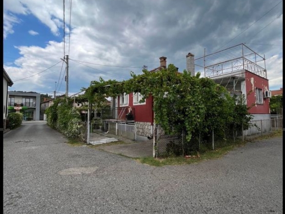 Kuća sa Dvorištem u Maslinama, Podgorica – 145m² Stambenog Prostora i 660m² Dvorišta