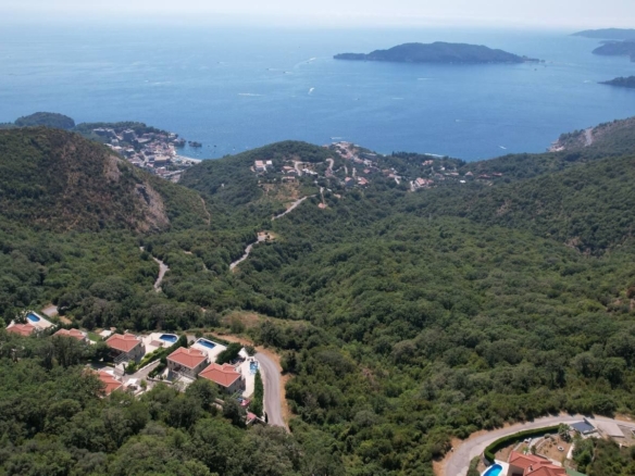 Kuljače, Budvanska Rivijera – Plac sa Panoramskim Pogledom na More 7727 m² za Izgradnju Luksuznih Vila
