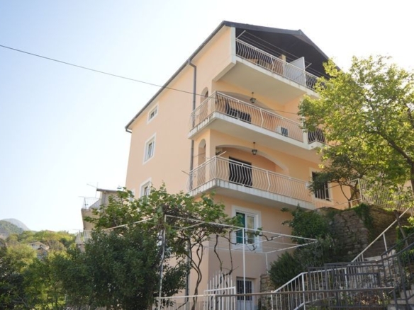 Troiposoban Stan 85m2 sa Privatnim Dvorištem i Panoramskim Pogledom na More u Herceg Novom,Topla.