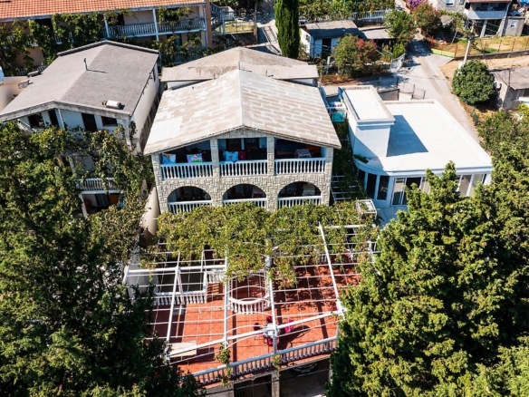 Kuća 448m2 sa Ugostiteljskim Objektom i Apartmanima u Spičanskom Polju, Zagrađe, Sutomore