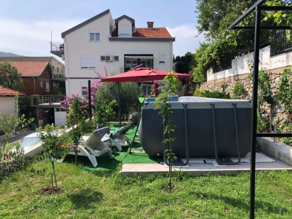 Apartmanska Kuća 400m² sa Pogledom na More u Sutomoru