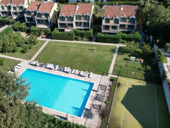 Lastva Grbaljska, Budva-Trospratna kuća 176m2 u zatvorenom kompleksu sa bazenom i sportskim terenima