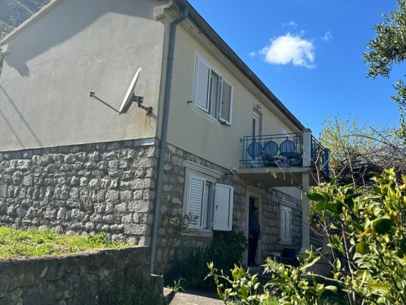 Muo,Kotor-Kuca sa pogledom na more (na duzi period)