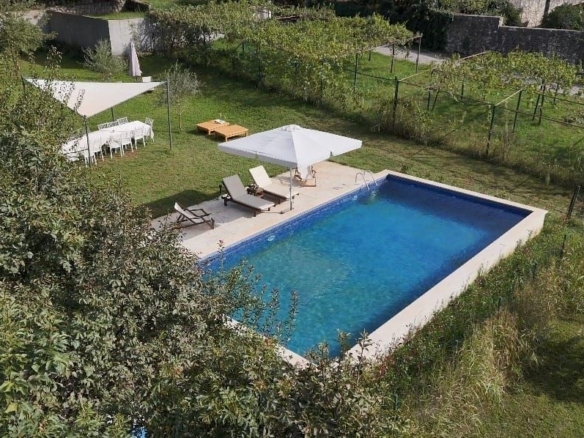 Zemljište od 1300 m² sa bazenom na prodaju u Podgorici, Mareza