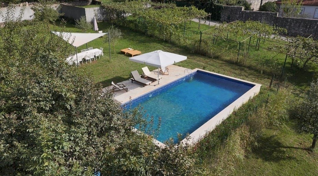 ee7f4fef-0f05-4176-a675-82b47724ecb0 Plac sa bazenom u naselju Mareza, Podgorica