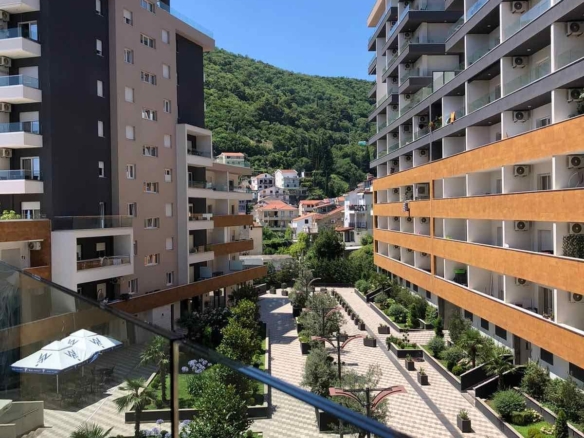 Moderno opremljena garsonjera sa garaznim mestom u kompleksu The Old Bakery u Budvi (Izdavanje na period od 01.10 do 01.06.2027)