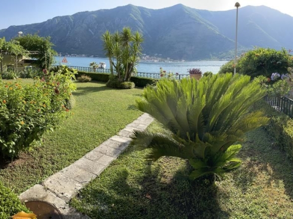Kuća s bazenom na prvoj liniji do mora, Dobrota, Kotor — fotografija 14