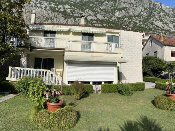 Kuća s bazenom na prvoj liniji do mora, Dobrota, Kotor — fotografija 15
