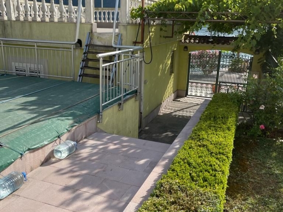 Kuća s bazenom na prvoj liniji do mora, Dobrota, Kotor — fotografija 16
