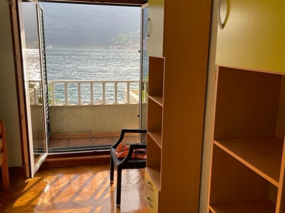 Kuća s bazenom na prvoj liniji do mora, Dobrota, Kotor — fotografija 21