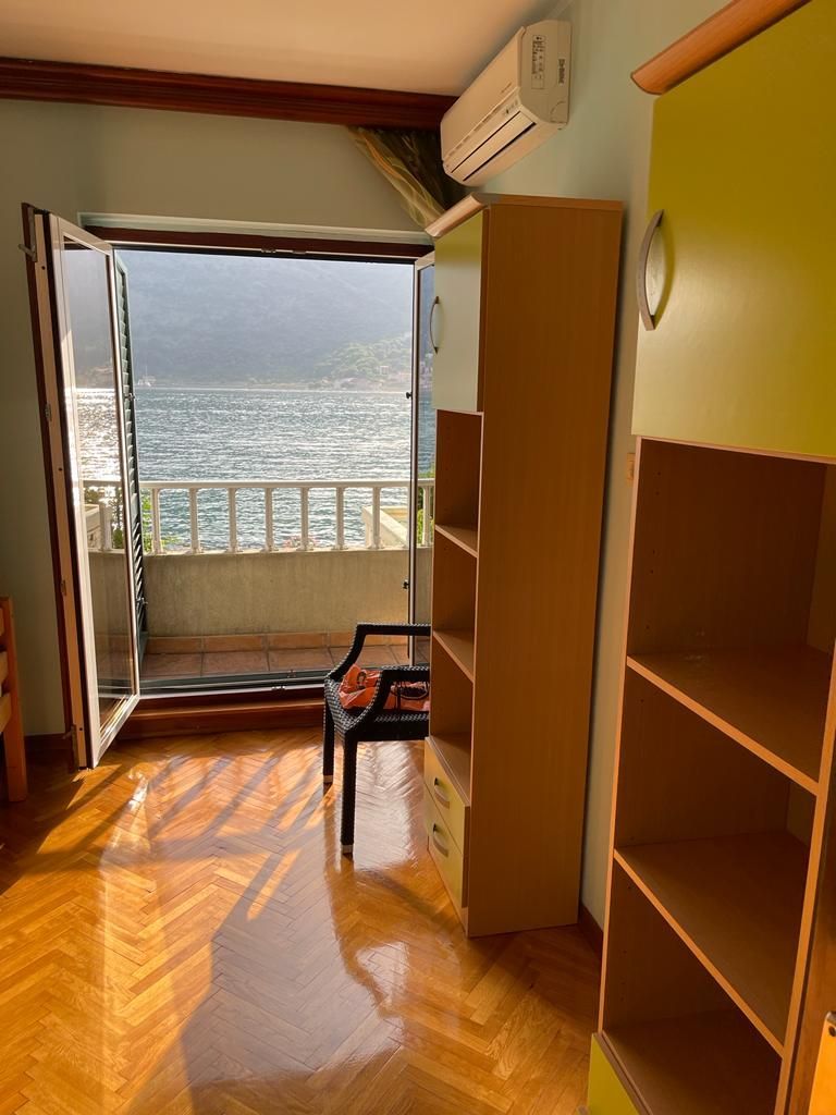 c41b10f0-ebfa-4ef6-9b3c-3cb676521f3e Kuća s bazenom na prvoj liniji do mora, Dobrota, Kotor — fotografija 21