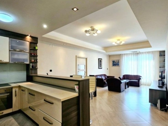 Na prodaju moderno opremljen trosoban stan 90 m² sa garažnim mestom – Budva