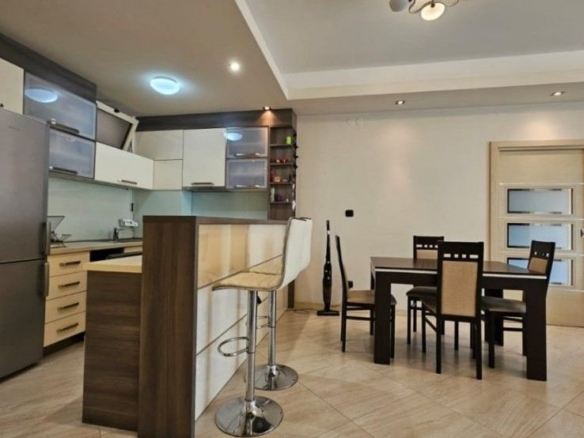 Trosoban stan 90 m² – Budva — fotografija 5